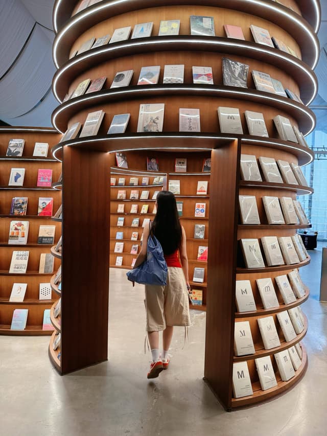 穿着红色吊带逛书店的小姐姐 jellylinyun