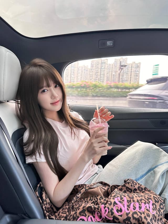 粉色衣服喝奶茶的小姐姐 _pytttt_
